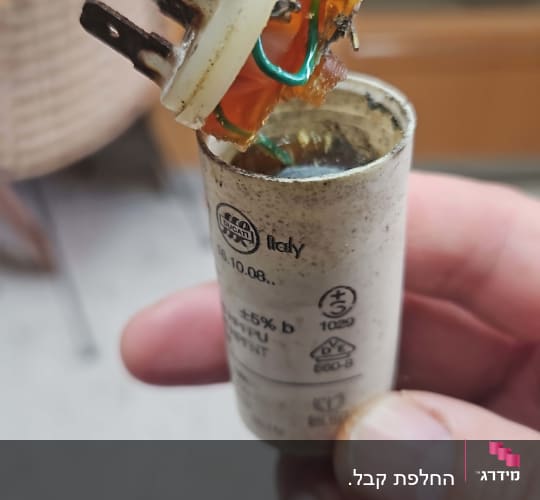 רכיב חשמלי עם חוטים ירוקים ומחבר מתכת